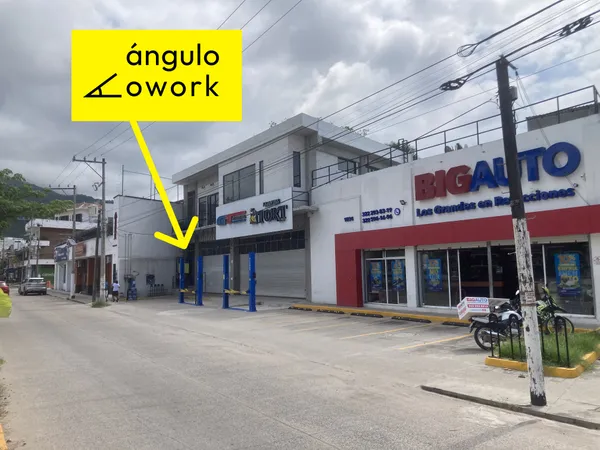 flecha señalando la entrada vista desde la calle