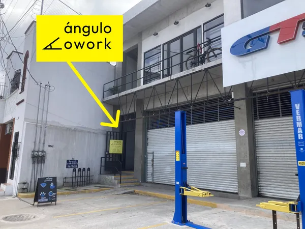 flecha señalando la entrada vista desde afuera