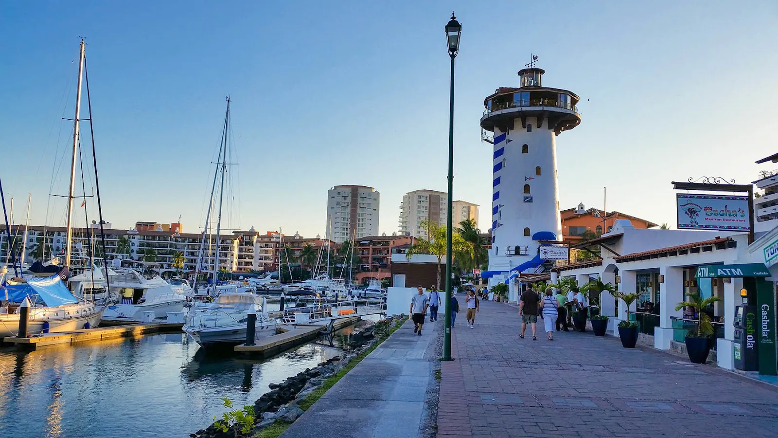 Caminando en Marina Vallarta