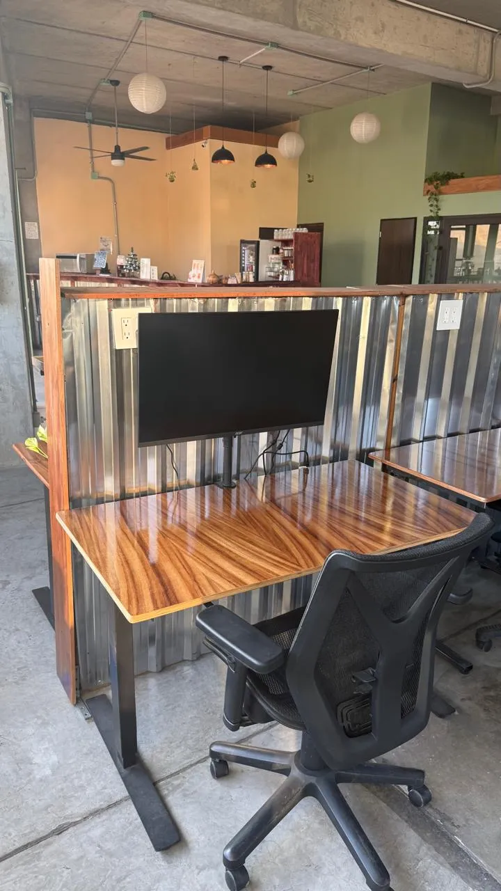 monitor de 32" sobre un escritorio de altura ajustable