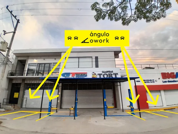 lugares de estacionamiento frente al edificio